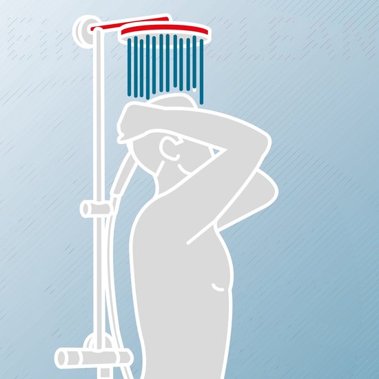Man staat onder de douche en wast zijn hoofd.