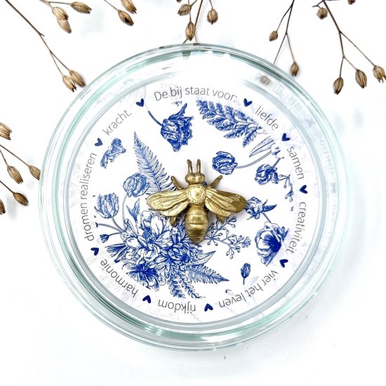 Glazen schaaltje met gouden bij blauw (met tekst) (geluksbrenger, vriendschap cadeau, woondecoratie, love, kleine cadeautjes, notitie, bloemen, brievenbus cadeau, vriendschap, schaaltje, goud, delfts blauw, huwelijk, harmonie, cadeau)