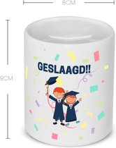 Akyol - geslaagd 2 mensen Spaarpot - Felicitatie - iemand die is geslaagd - gefeliciteerd - examen - school - diploma gehaald - 350 ML inhoud