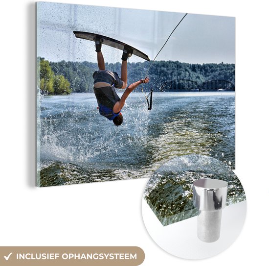 Foto: Muchowow glasschilderij 60x40 cm schilderij acrylglas een mannelijke tiener hangt ondersteboven op een wakeboard foto op glas schilderijen