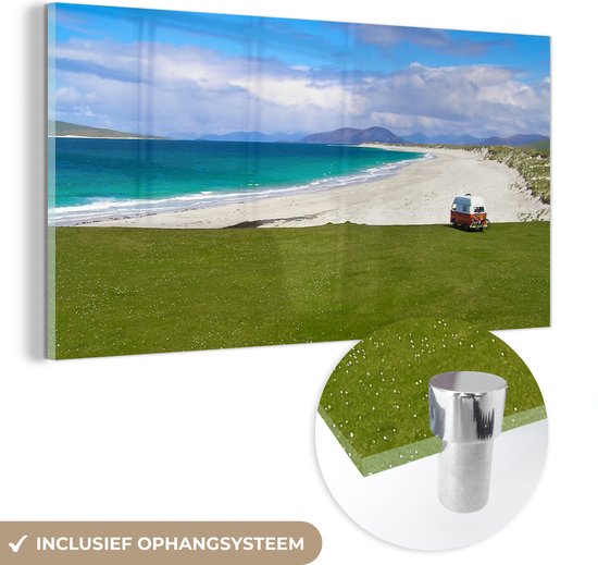 MuchoWow® Glasschilderij 120x60 cm - Schilderij acrylglas - Bus - Strand - Gras - Foto op glas - Schilderijen