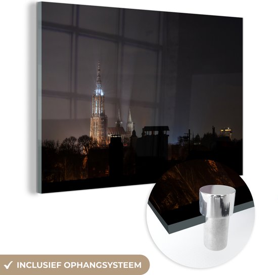 MuchoWow® Glasschilderij 30x20 cm - Schilderij acrylglas - Een verlichte munster van Ulm in de nacht - Foto op glas - Schilderijen
