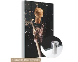 MuchoWow® Glasschilderij 20x30 cm - Schilderij acrylglas - Een kurk die uit een fles champagne schiet - Foto op glas - Schilderijen