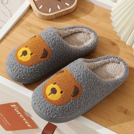 Grijze teddy sloffen met geborduurde bruine beren gezichten.