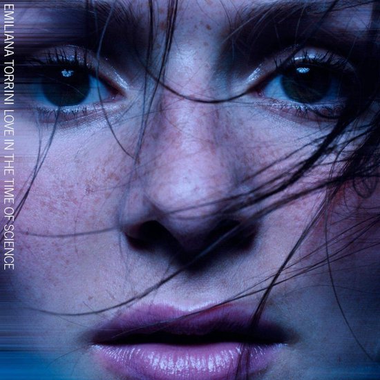 Close-up van het gezicht van Emiliana Torrini, met de tekst 'EMILIANA TORRINI LOVE IN THE TIME OF SCIENCE'.