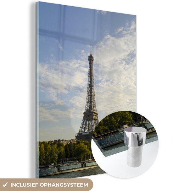 MuchoWow® Glasschilderij 30x40 cm - Schilderij acrylglas - Eiffeltoren tussen de bomen in en aan de rivier de Seine - Foto op glas - Schilderijen