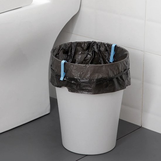 Blauwe vuilniszakclips houden een zwarte vuilniszak aan de rand van een witte prullenbak.