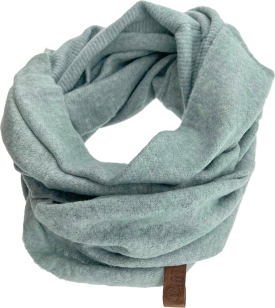 Mintgroene, geribbelde infinity sjaal van Lot83 met een bruin lederen merklabel.