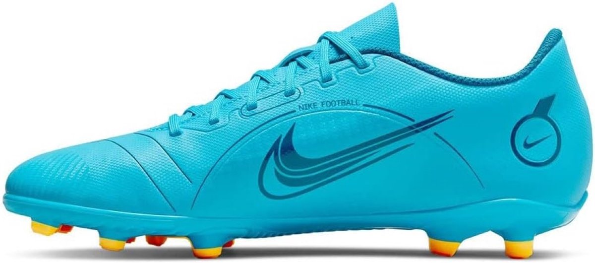 NIKE Vapor 14 Club FG/MG voetbalschoenen in babyblauw, maat 43, met opvallende gele en oranje noppen.