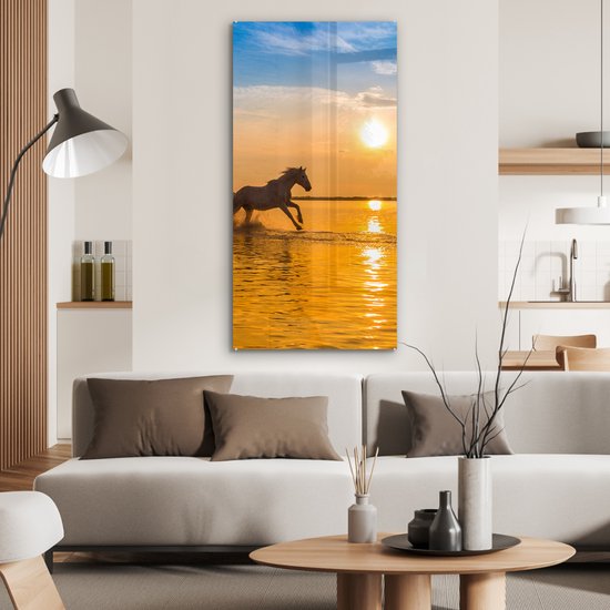 ® Glasschilderij 60x120 cm - Schilderij acrylglas - Kudde paarden galoppeert in Camargue in de zonsondergang - Foto op glas - Muurdecoratie woonkamer - Wanddecoratie slaapkamer - Schilderijen