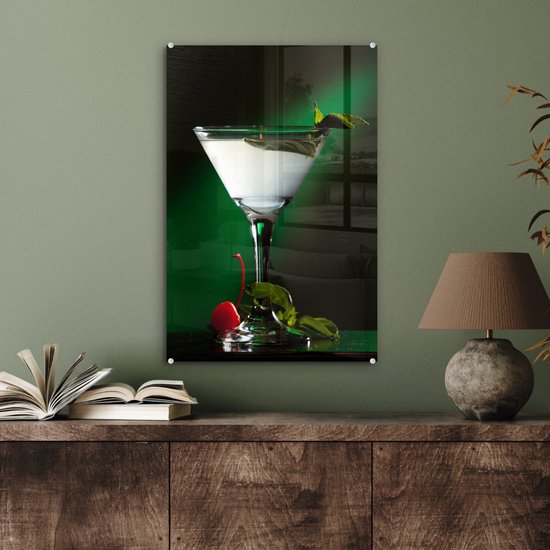 MuchoWow® Glasschilderij 40x60 cm - Schilderij acrylglas - Martini-cocktail met muntblad op een groene achtergrond - Foto op glas - Schilderijen