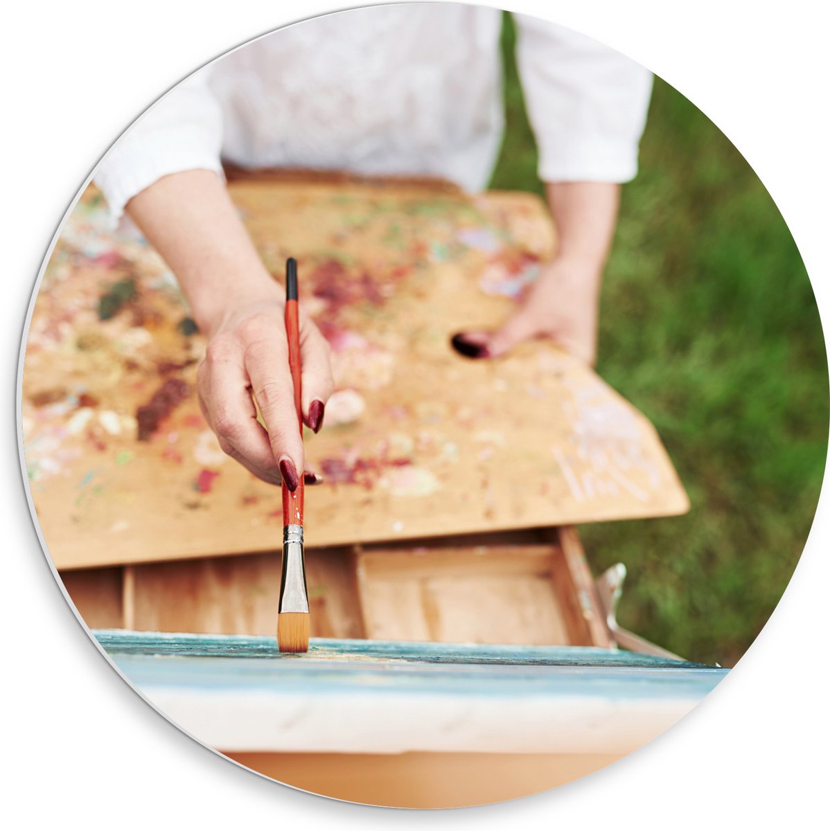 PVC Schuimplaat Muurcirkel - Vrouw - Hand - Kwast - Schilderen - Schilderij - Verf - 30x30 cm Foto op Muurcirkel (met ophangsysteem)