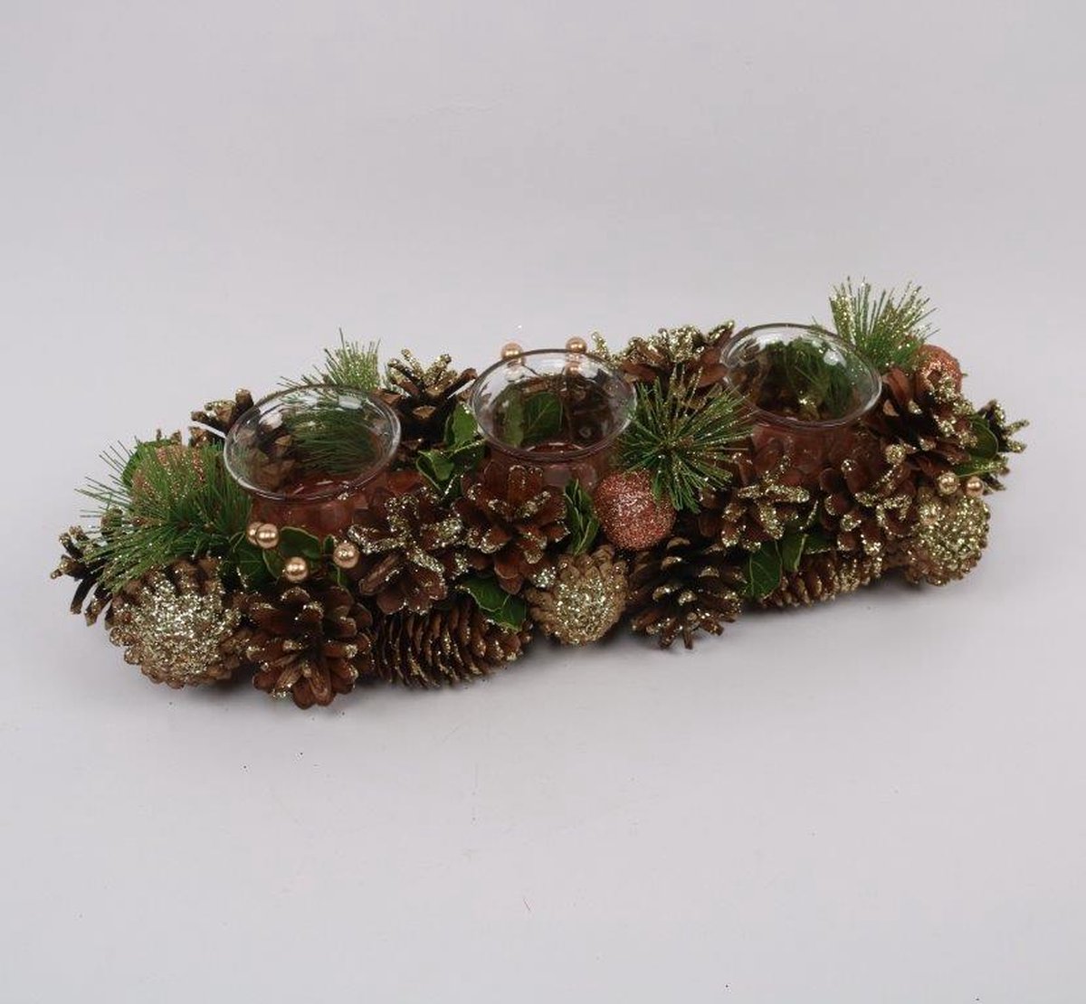 Kerststuk 40 cm rechthoek goud groen met 3 theelichthouders & dennenappels | NFT-65532 | La Galleria