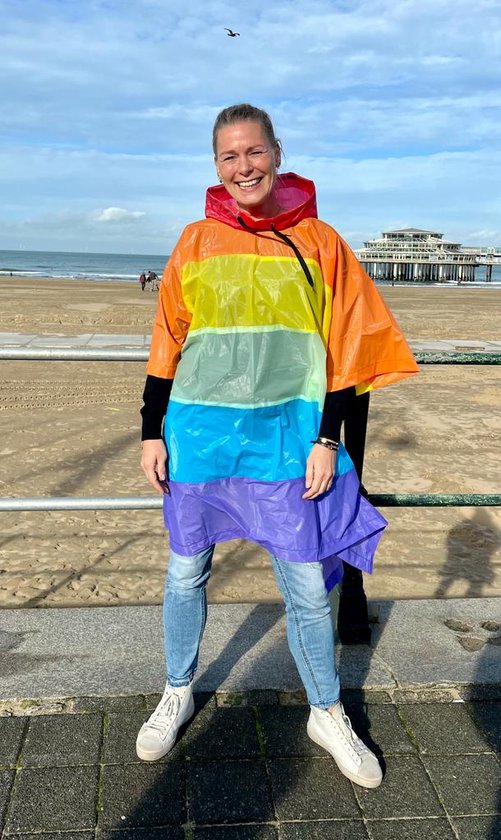 Foto: Essentials73 poncho regenjas raincoat rain regenboog rainbow regenponcho winddicht cape regencape waterdicht lichtgewicht pride capuchon lgbtq gaypride unisex regen wind windjack