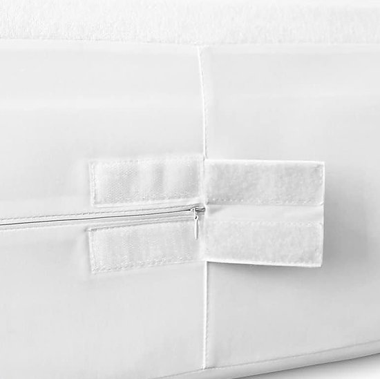 Sluiting van een witte matrasbeschermer met een rits en klittenband.