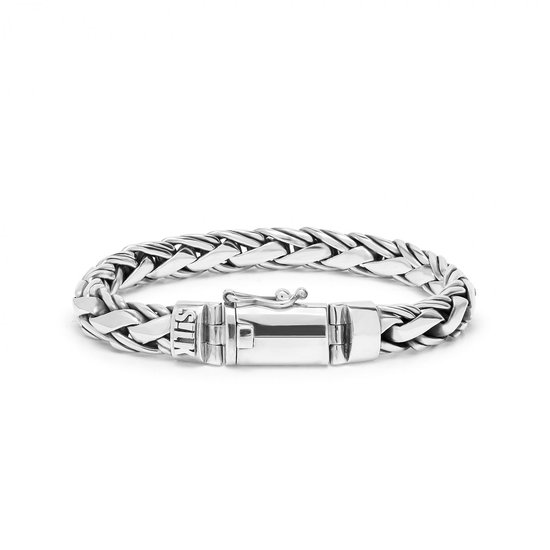 Zilverkleurige gevlochten armband met het woord 'SILK' op de sluiting.