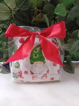 Set van 2 Gastendoekjes in mooie geschenkverpakking met kerstelfjes Rood en groen met kerstballen, cadeautjes en kerstboompjes 64x38cm