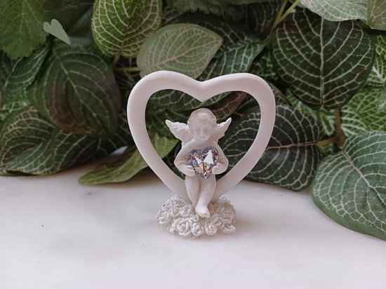 Kleine zittende engel in hart op rozenbed met zilverkleurig hartje in de handen 6x5.5x2.5cm