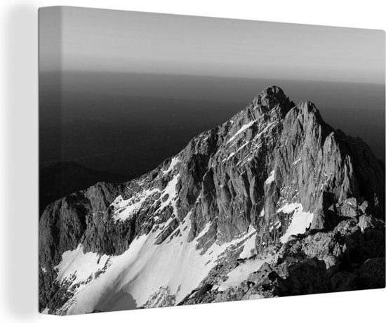 Canvas Schilderij Een berg in het Nationaal Park Gran Sasso e Monti della Laga in Italië - zwart wit - 150x100 cm - Wanddecoratie