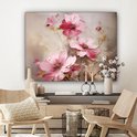 Abstract schilderij met roze bloemen op een beige achtergrond, boven een dressoir.