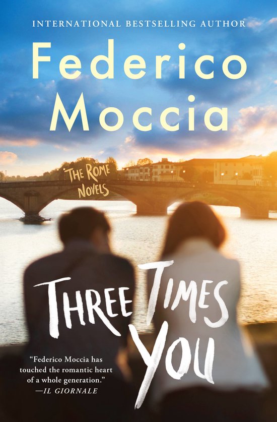 Boekcover van "Three Times You" door Federico Moccia, met twee personen die uitkijken over een brug bij zonsondergang. T "The Rome Novels".