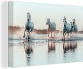 Canvas schilderij 140x90 cm - Wanddecoratie Wilde witte paarden galopperen door het water in Camargue - Muurdecoratie woonkamer - Slaapkamer decoratie - Kamer accessoires - Schilderijen