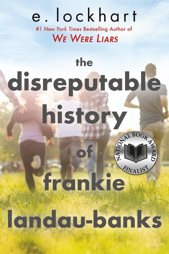 Boek 'The Disreputable History of Frankie Landau-Banks' met op de voorkant vier personen die wegrennen op een grasveld.
