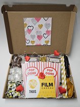 Film Pret Pakket - Love Hartjes met filmcadeaubon, mystery card met persoonlijke (video)boodschap en vele film-feestartikelen | Verjaardag | Jubileum | Zomaar
