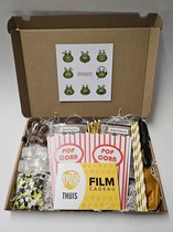 Film Pret Pakket - Opkikkertje met filmcadeaubon, mystery card met persoonlijke (video)boodschap en vele film-feestartikelen | Verjaardag | Jubileum | Zomaar