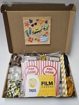 Film Pret Pakket - Hello Summer met filmcadeaubon, mystery card met persoonlijke (video)boodschap en vele film-feestartikelen | Verjaardag | Jubileum | Zomaar