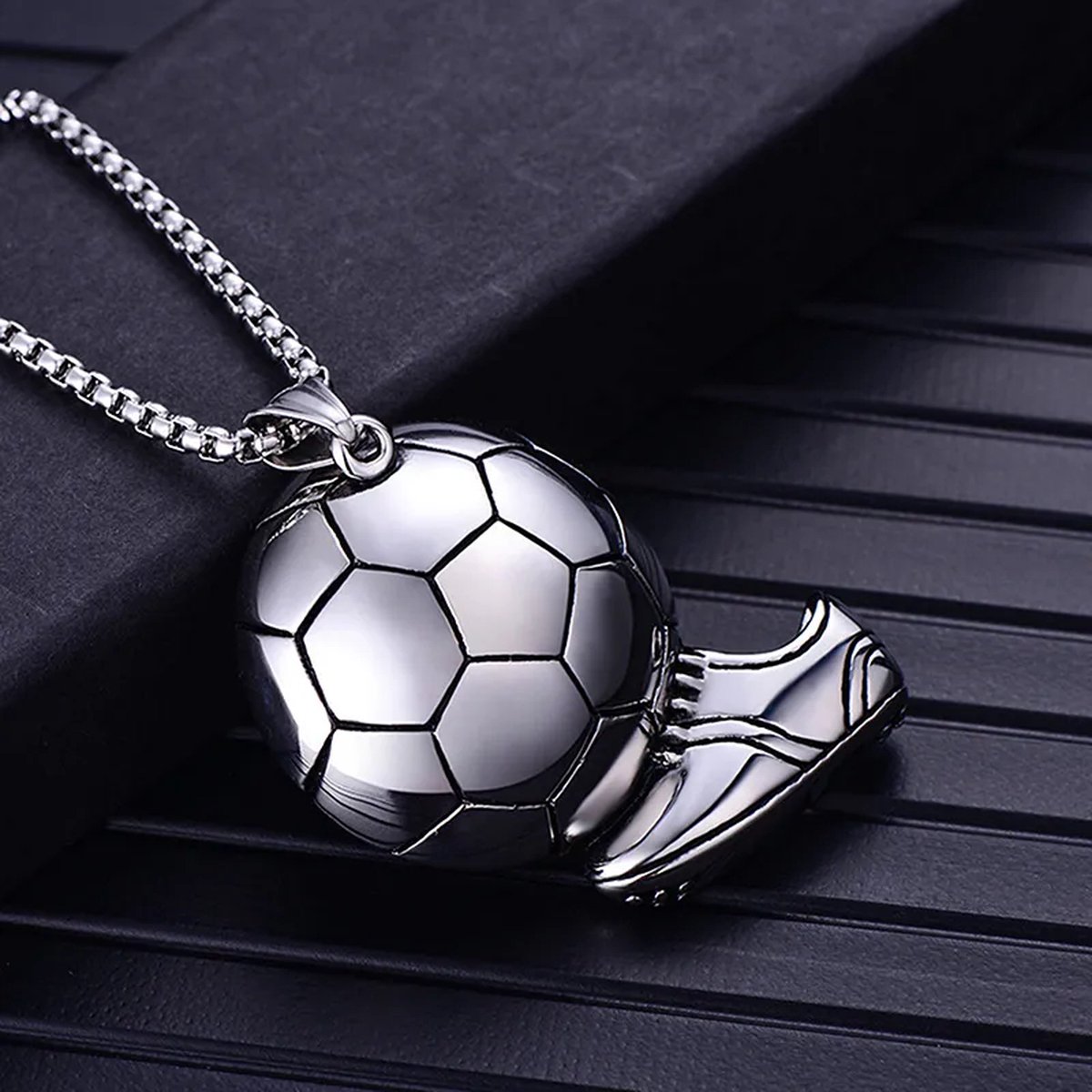 WK Voetbal 2026 - Voetbalschoen Ketting - Stoere Hanger 60cm - Zilverkleurig - Cadeau voor Mannen - Roestvrij Staal - Pax Amare