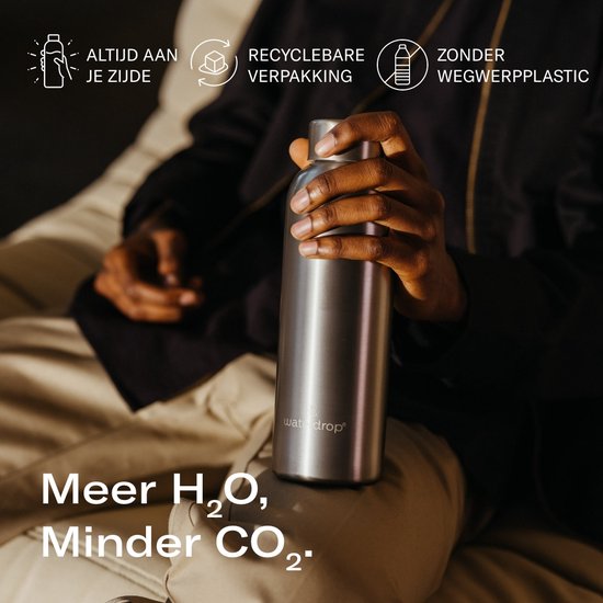 Man houdt een matzilveren waterfles vast. Tekst: Meer H2O, Minder CO2. Altijd aan je zijde, recyclebare verpakking, zonder wegwerpplastic.