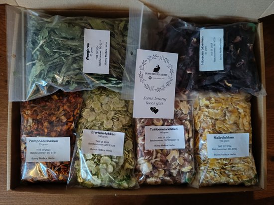 Kruidenbox 5 konijn / knaagdier - weegbree, hibiscus bloemen, pompoen-, erwten- tuinboon- en maïsvlokken - snacks - Bunny mailbox herbs