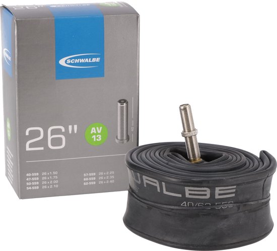 Schwalbe 26" fietsband, type AV 13, opgerold met ventiel, naast de kartonnen verpakking.