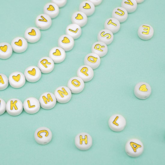 Perles de lettres pour la Faire de la joaillerie - Perles alphabet pour collier/bracelet/etc. - Acryl - Wit avec lettre dorée - 7 mm - 1400 pièces assorties