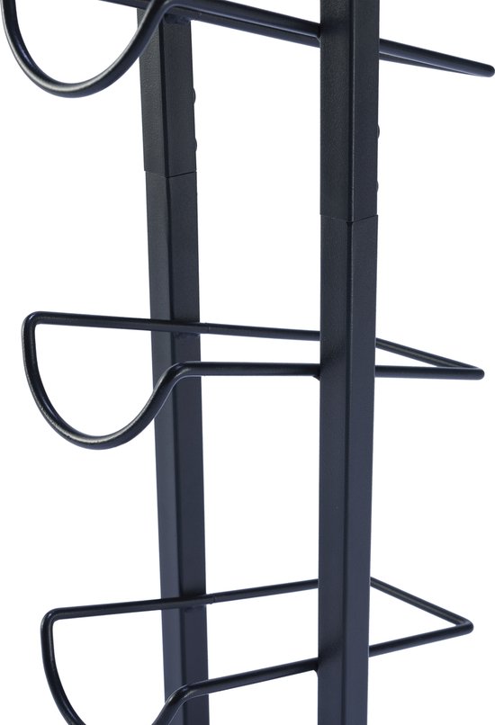 Detail van zwart metalen wijnrek met ronde houders voor flessen.