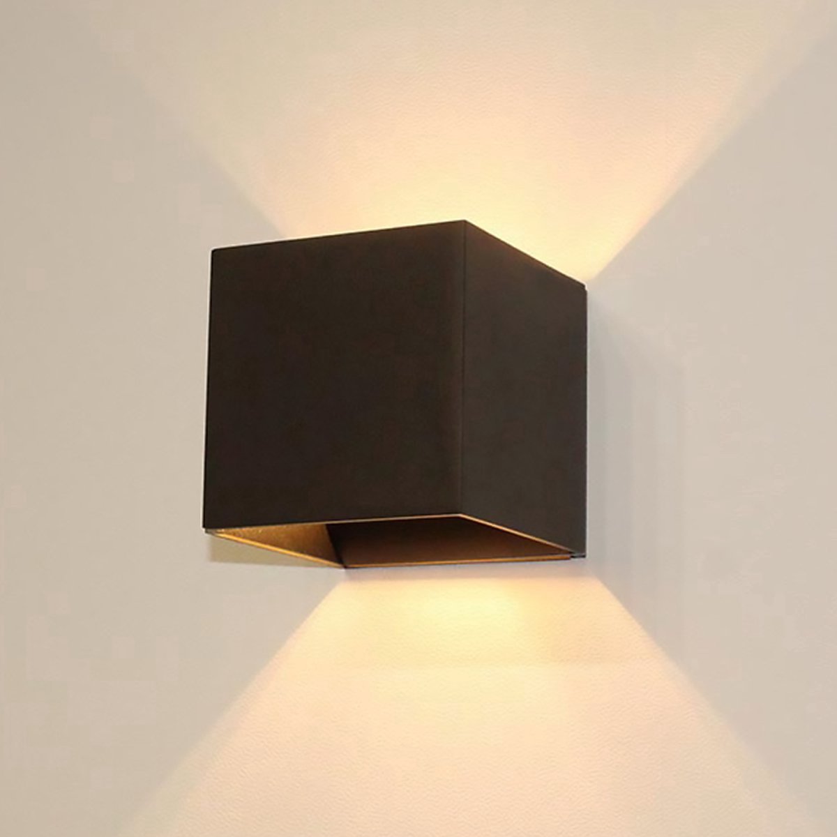 Bol.com Goliving lamp – Wandlamp zwart binnen en buiten – Kubuslamp industrieel – Buitenlamp - Waterdichte LED-verlichting - Ene... aanbieding
