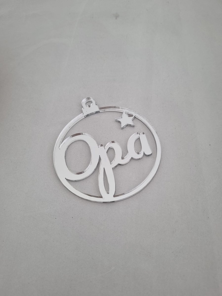 Kerstbal met opschrift 'Opa' in rode en witte kleuren voor Kerstmis.