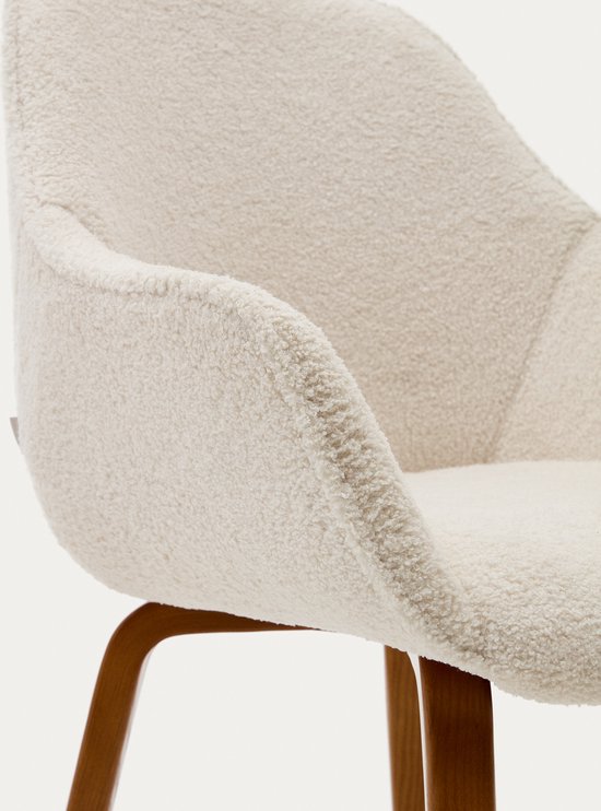 Kave Home - Aleli-stoel in witte schapenvacht en massief essenhouten poten met natuurlijke walnoot-afw