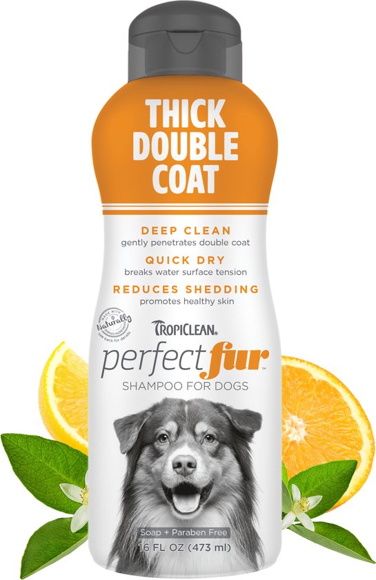 Fles TropiClean PerfectFur shampoo met dikke dubbele vacht, met sinaasappels en een hond.