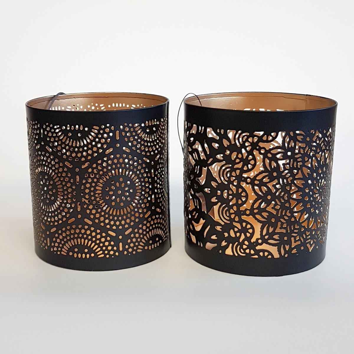 Set van 2 waxinelichtjeshouder / theelichthouder / windlicht - Zwart / goud - 9 x 9 x 10 cm hoog.