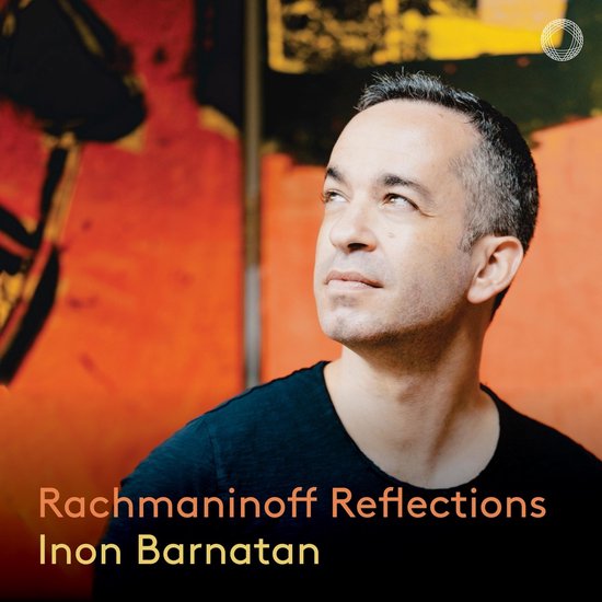 Inon Barnatan in zwart shirt, met abstracte oranje en gele achtergrond. Tekst: Rachmaninoff Reflections, Inon Barnatan.