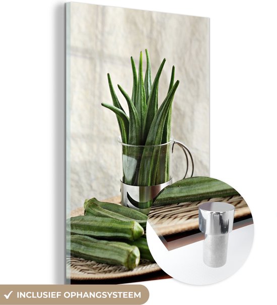 Okras vert foncé sur plateau et dans un verre Plexiglas 60x90 cm - Tirage photo sur Glas (décoration murale plexiglas)