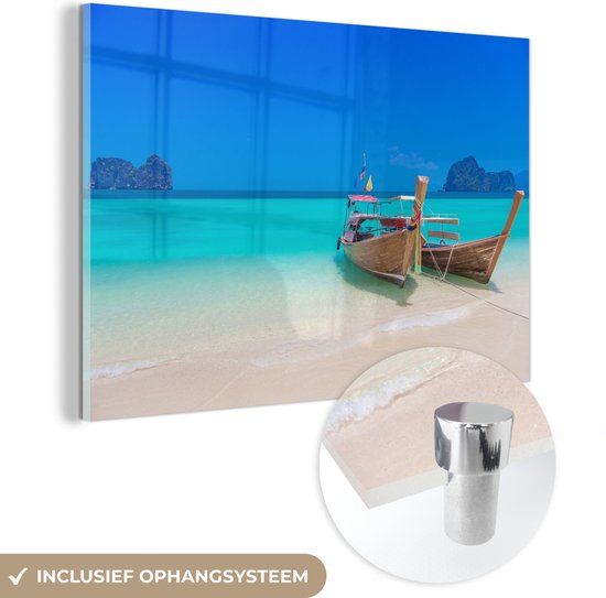 MuchoWow® Glasschilderij 30x20 cm - Schilderij acrylglas - Twee boten met lange staart op een parelwit strand in Thailand - Foto op glas - Schilderijen