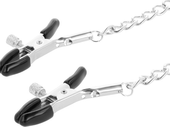 Metal nipple clamps met ketting en zwarte rubberen uiteinden.
