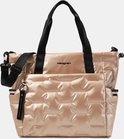 Beige gewatteerde shopper met het Hedgren-logo, schouderband en gestreepte zijzakken.