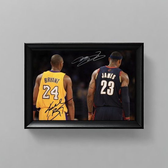 Kobe Bryant & Lebron James Ingelijste Handtekening – 15 x 10cm In Klassiek Zwart Frame – Gedrukte handtekening – NBA - Basketbal - LA Lakers - Cleveland Caveliers