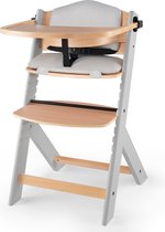 Grijze houten kinderstoel met laptoptablet, beensteun en zachte kussens. De rugleuning is in hoogte verstelbaar.