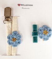 Handgemaakte gebreide bloem & fluwelen strik fopspeenhouder en alligator haarspeldjes/ Wit en blauw