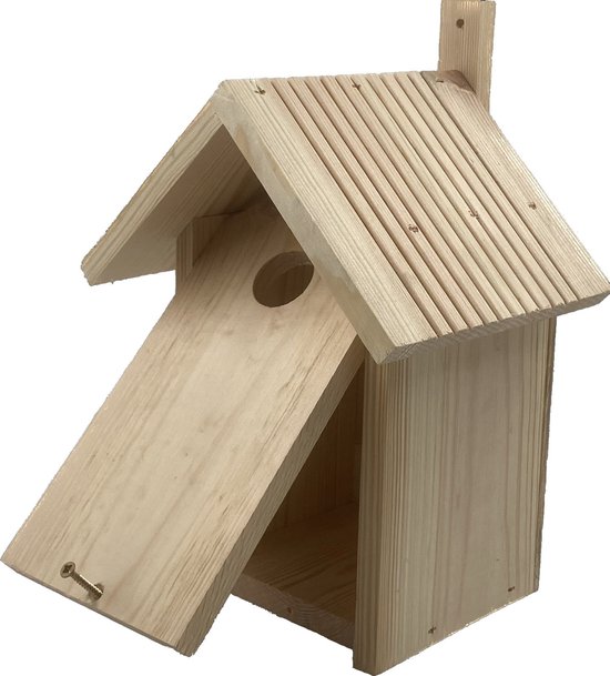 Maisonnette en bois avec toit incliné, entrée ronde et côté ouvrant.